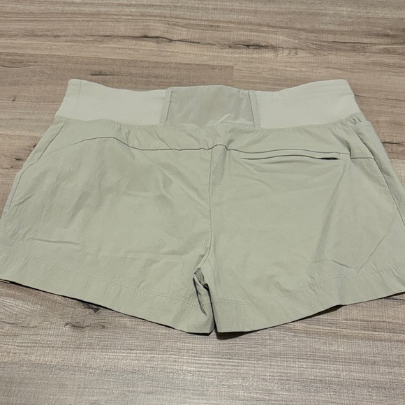 Athleta Trekkie North Short in Khaki Tan - Picture 4 of 4